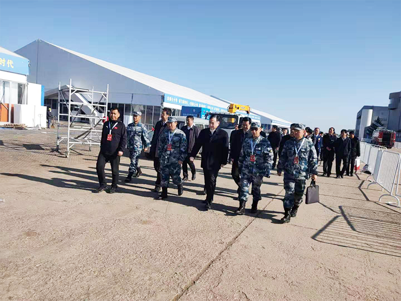 2019年10月14日 空軍航空大學(xué)張柱祥政委，劉忻市長(cháng)視察長(cháng)春航空展現場(chǎng).png