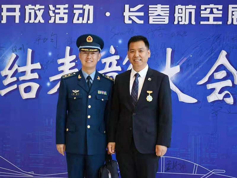 2019年10月31日空軍航空大學(xué)徐剛主任（左）王樹(shù)武（右）.png